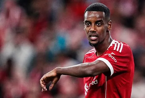 Isak's First Appearance Delivers Star Power Amid Noticeable Lack of Match Fitness