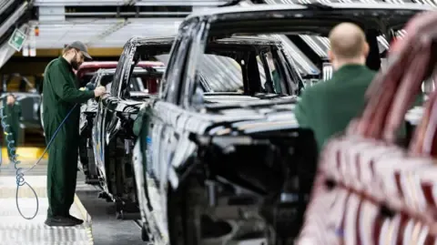 Jaguar Land Rover Vendor Network Staff Allegedly Instructed to Apply for Universal Credit, Union Claims