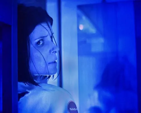 The Astronaut Film Analysis: Tense Moments and Levitating Eggs in a High-End Setting